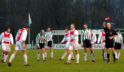 Henk Brugge van Flevo Boys Mag het veld verlaten na de rode kaart (Foto Helmich Lubberts)